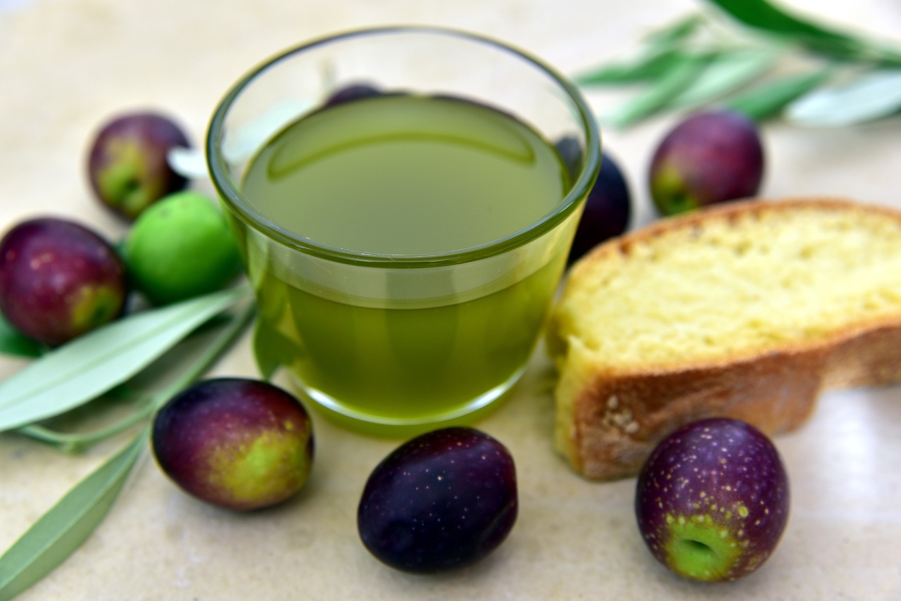 The low acidity extra virgin olive oil of Villa Campestri Olive Oil Resort