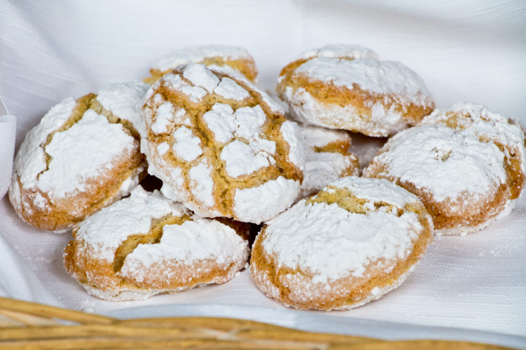 Ricciarelli senesi dolci con Villa Campestri Olive Oil Resort