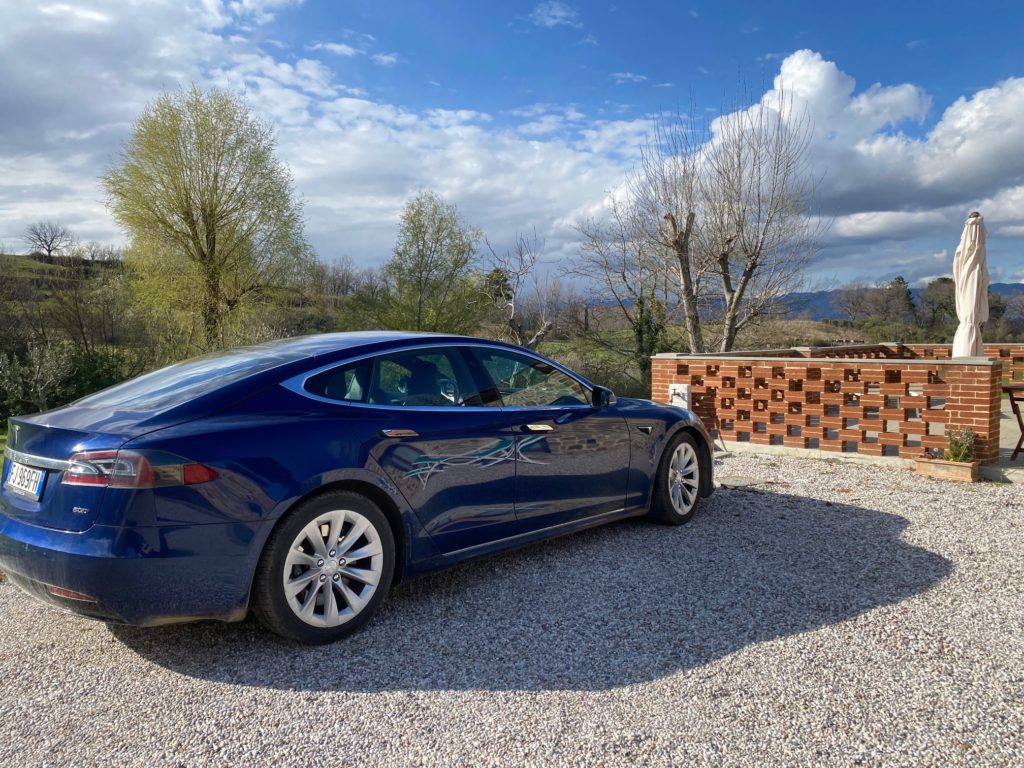 italian tour in tesla con Villa Campestri Olive Oil Resort